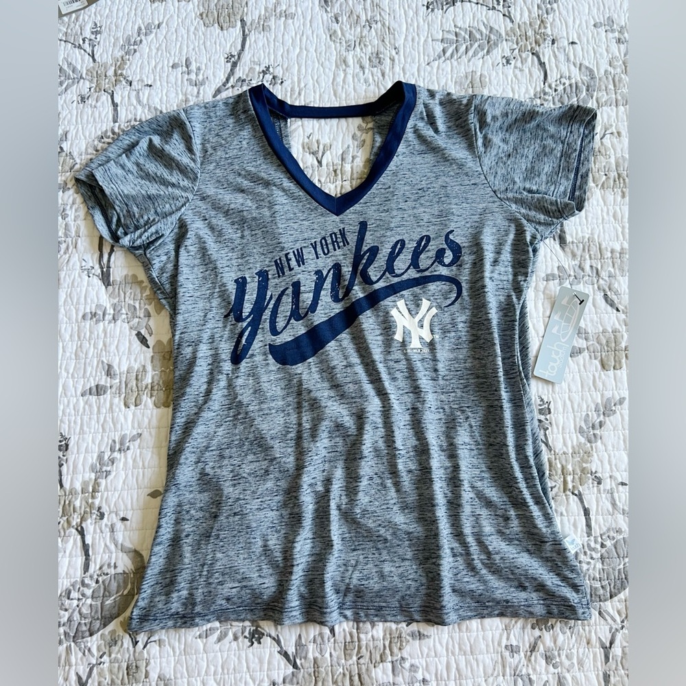 New York Yankees NWT Gray V-Neck T-Shirt • L